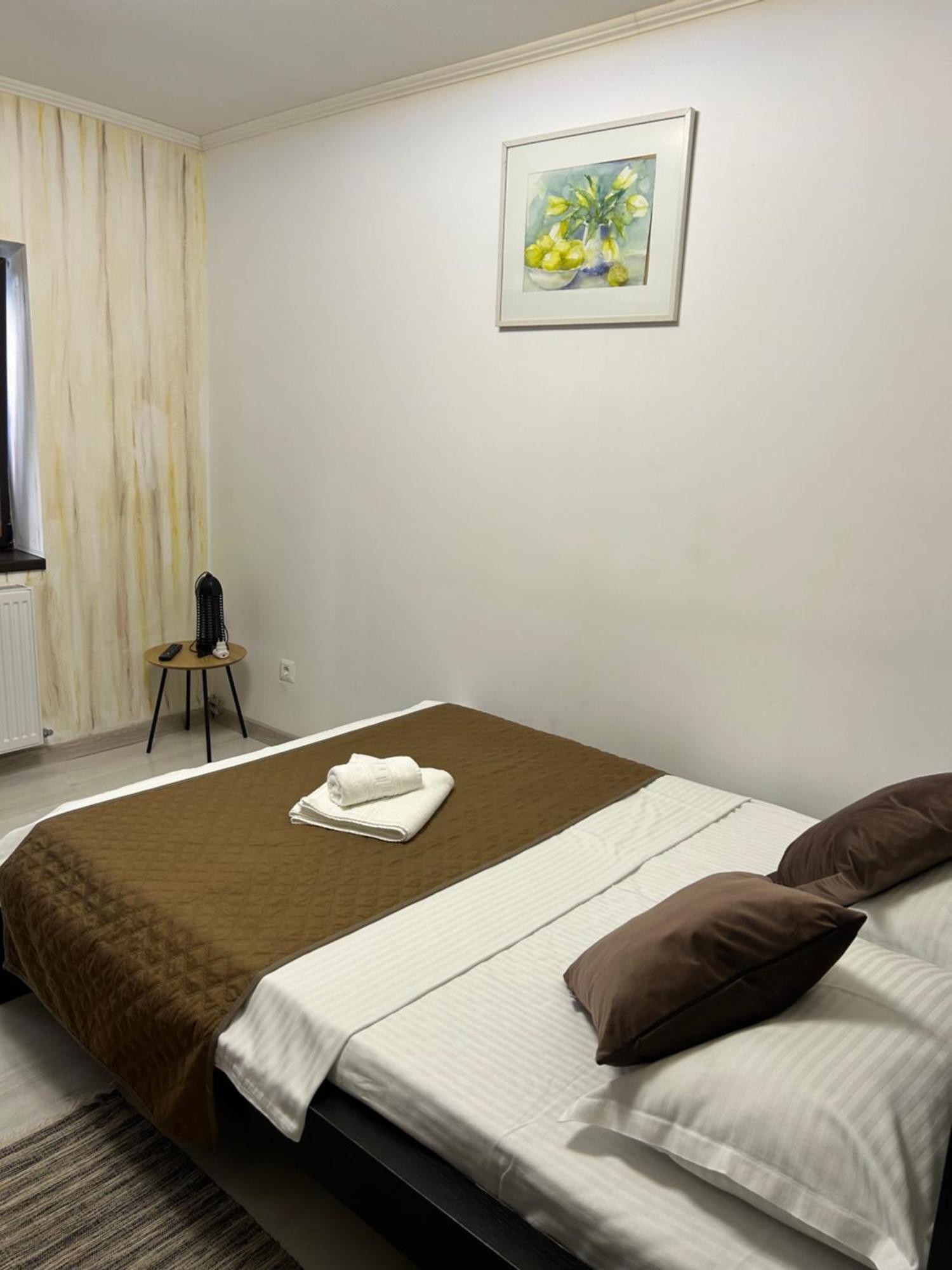 Guest House Târgu Jiu Esterno foto